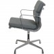 Charles Eames EA208 stol nybetrukket med gråt stof