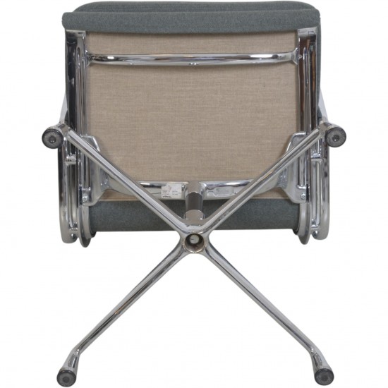 Charles Eames EA208 stol nybetrukket med gråt stof