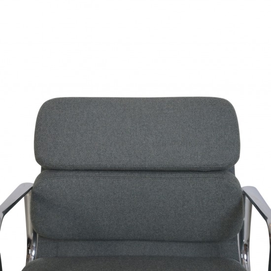 Charles Eames EA208 stol nybetrukket med gråt stof