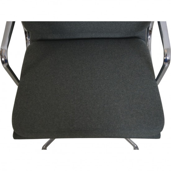 Charles Eames EA208 stol nybetrukket med gråt stof