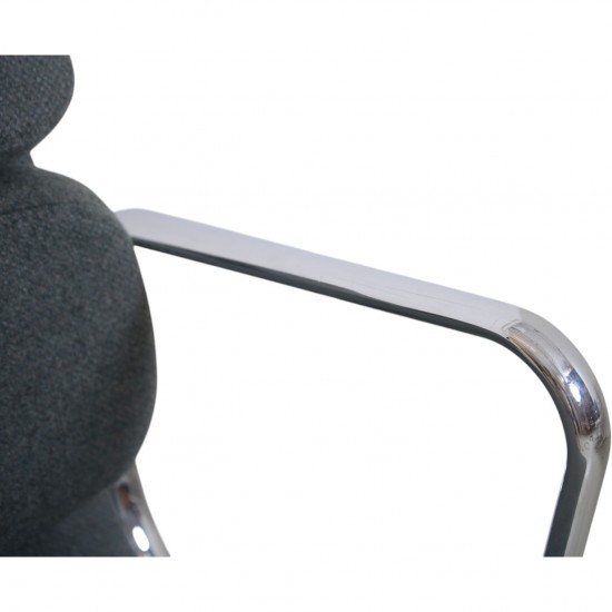 Charles Eames EA208 stol nybetrukket med gråt stof