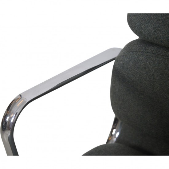 Charles Eames EA208 stol nybetrukket med gråt stof