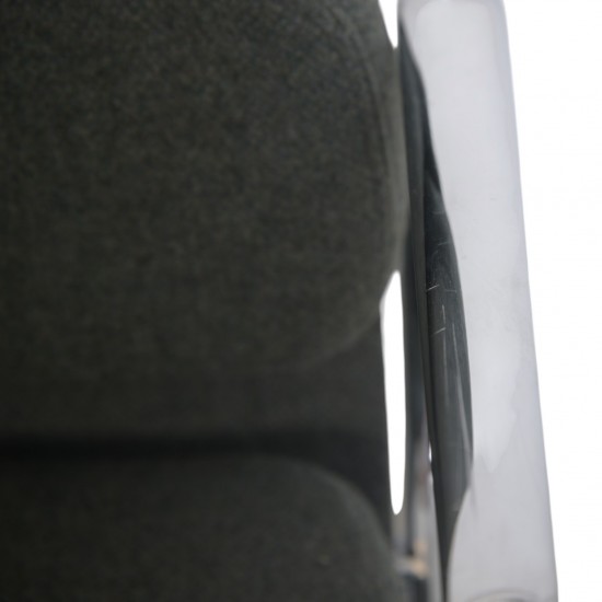 Charles Eames EA208 stol nybetrukket med gråt stof