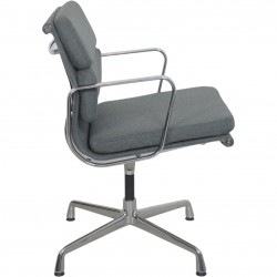 Charles Eames EA208 stol nybetrukket med gråt stof