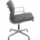Charles Eames EA208 stol nybetrukket med gråt stof