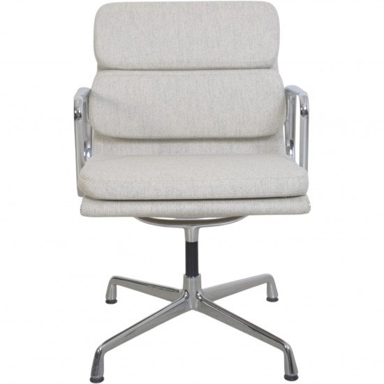 Charles Eames EA208 stol nybetrukket med lysegråt stof