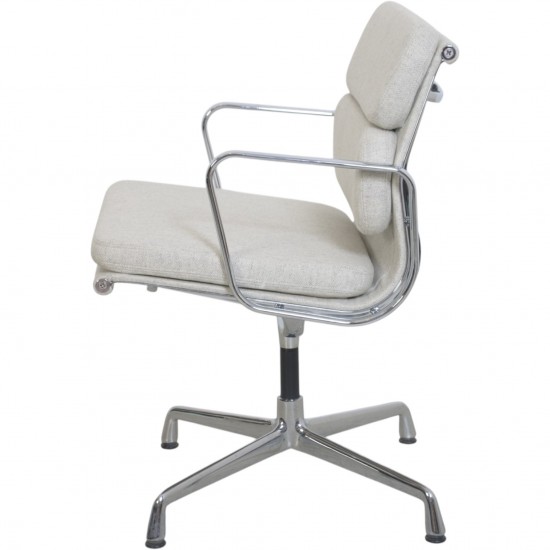 Charles Eames EA208 stol nybetrukket med lysegråt stof