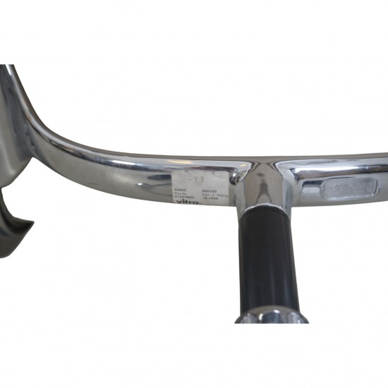 Charles Eames EA208 stol nybetrukket med lysegråt stof