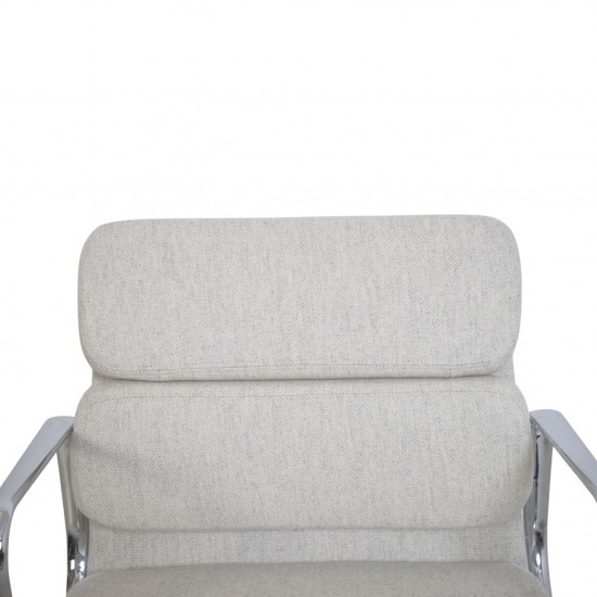 Charles Eames EA208 stol nybetrukket med lysegråt stof