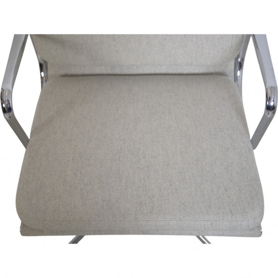 Charles Eames EA208 stol nybetrukket med lysegråt stof