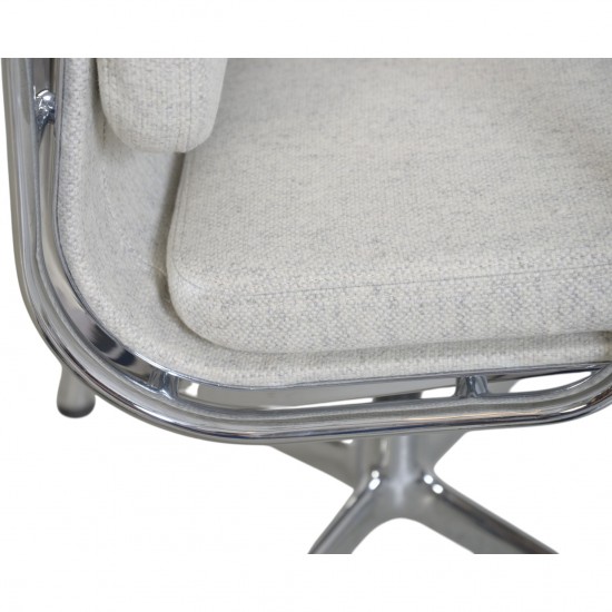 Charles Eames EA208 stol nybetrukket med lysegråt stof