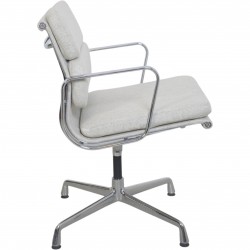 Charles Eames EA208 stol nybetrukket med lysegråt stof