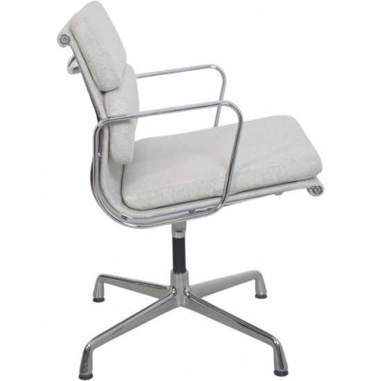 Charles Eames EA208 stol nybetrukket med lysegråt stof