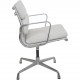Charles Eames EA208 stol nybetrukket med lysegråt stof