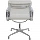 Charles Eames EA208 stol nybetrukket med lysegråt stof