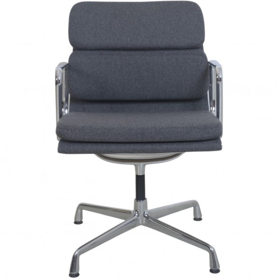 Charles Eames EA208 stol nybetrukket med mørkegråt stof