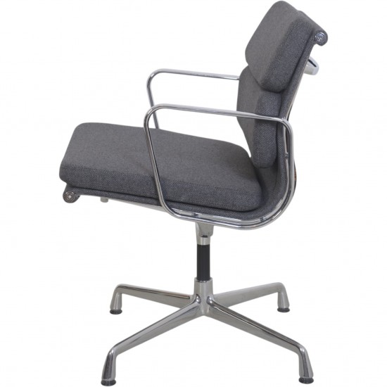 Charles Eames EA208 stol nybetrukket med mørkegråt stof