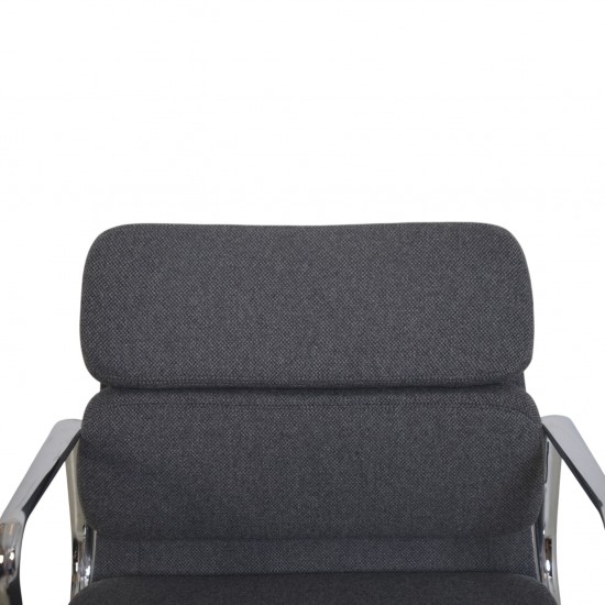 Charles Eames EA208 stol nybetrukket med mørkegråt stof