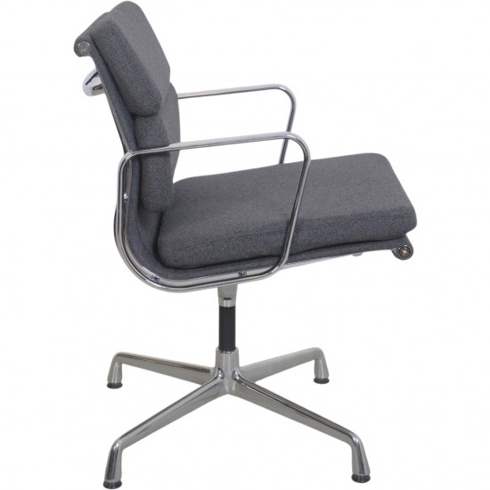 Charles Eames EA208 stol nybetrukket med mørkegråt stof
