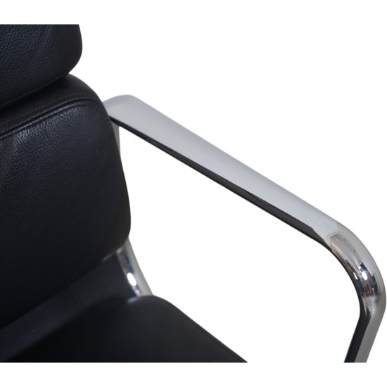 Charles Eames EA219 kontorstol i sort læder 2007
