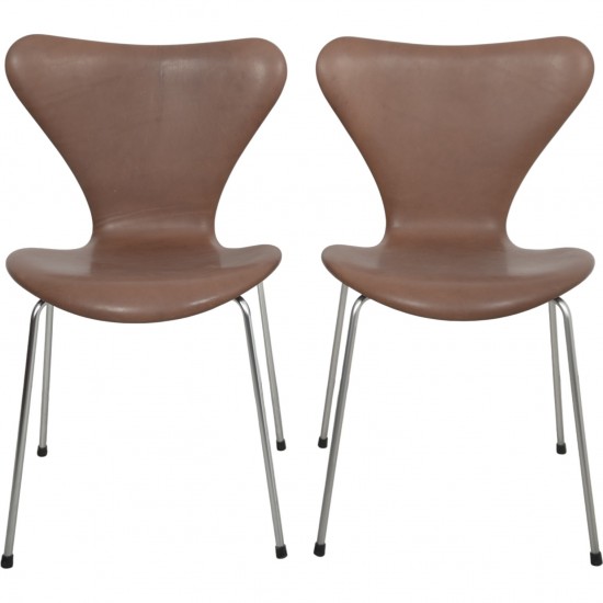 Sæt af 2 Arne Jacobsen Syver stole i brunt Vecona anilin læder 1980