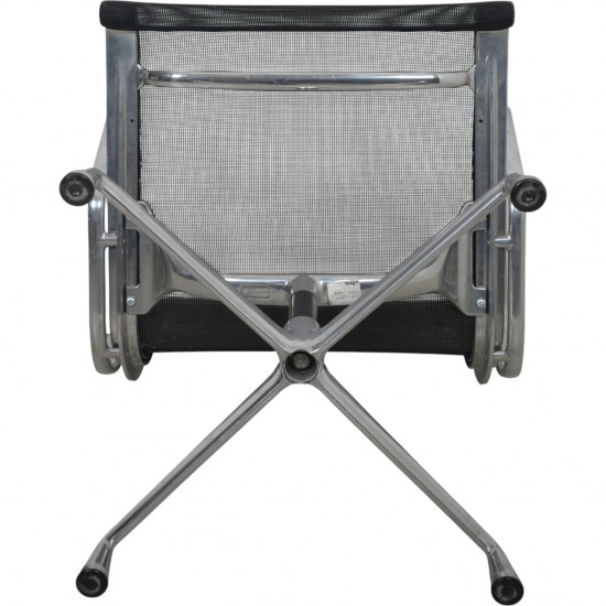 Charles Eames EA108 alu stol i sort mesh 2006
