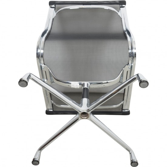 Charles Eames EA101 stol i sort mesh 2011