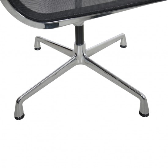 Charles Eames EA101 stol i sort mesh 2011
