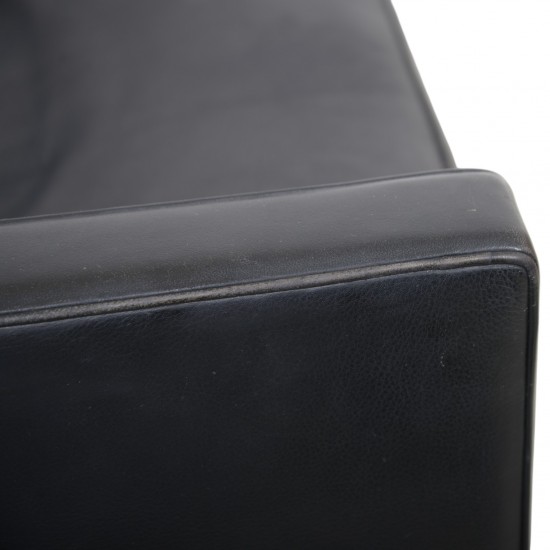 Poul Kjærholm PK31 loungestol i sort Aura læder 1986