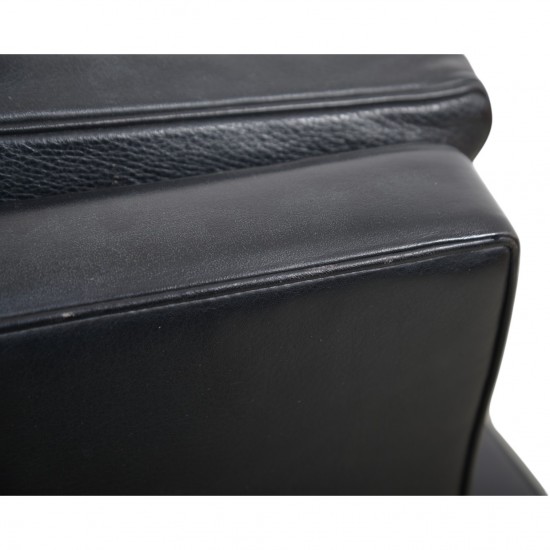 Poul Kjærholm PK31 loungestol i sort Aura læder 1986