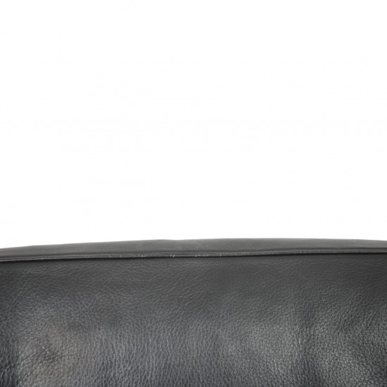 Poul Kjærholm PK31 loungestol i sort Aura læder 1986