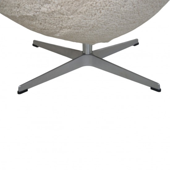 Arne Jacobsen Ægget stol betrukket med Lammeskind