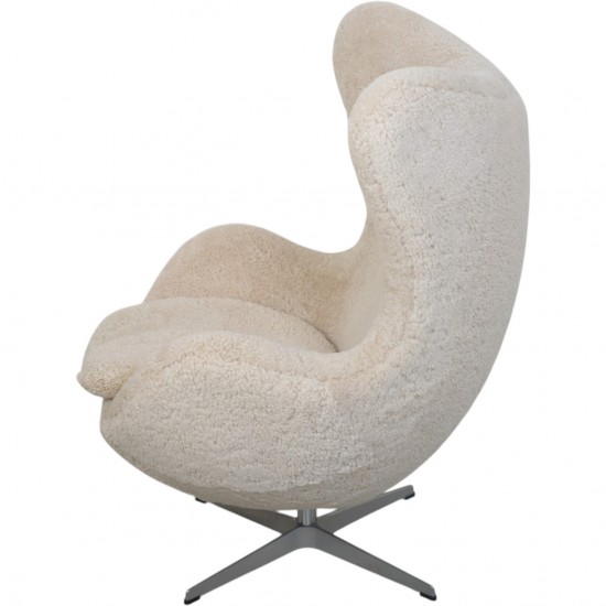 Arne Jacobsen Ægget stol betrukket med Lammeskind