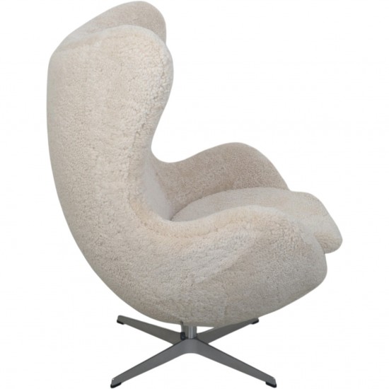 Arne Jacobsen Ægget stol betrukket med Lammeskind