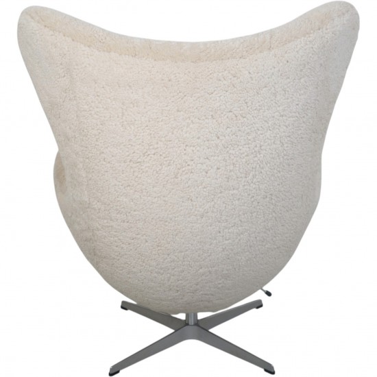 Arne Jacobsen Ægget stol betrukket med Lammeskind