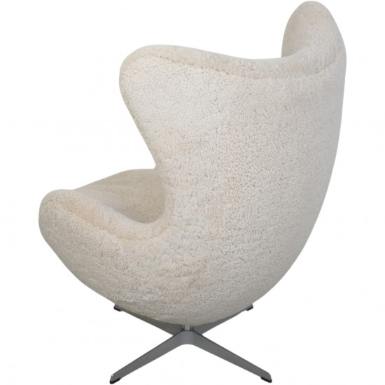 Arne Jacobsen Ægget stol betrukket med Lammeskind