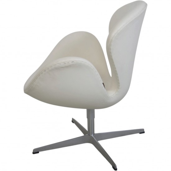 Arne Jacobsen Svane stol i hvidt læder 2010