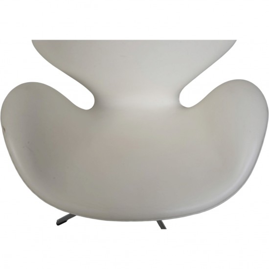 Arne Jacobsen Svane stol i hvidt læder 2010