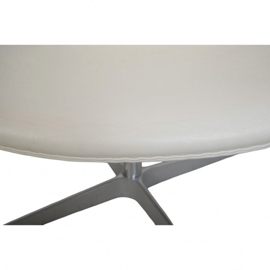 Arne Jacobsen Svane stol i hvidt læder 2010