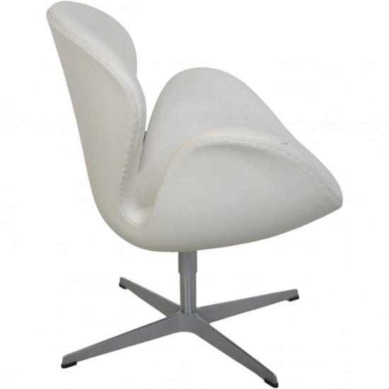 Arne Jacobsen Svane stol i hvidt læder 2010