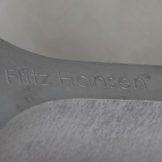Arne Jacobsen Svane stol i lilla stof 2012
