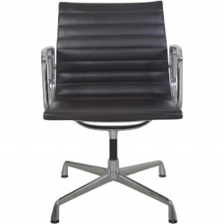 Charles Eames EA108 stol i brunt læder 2007