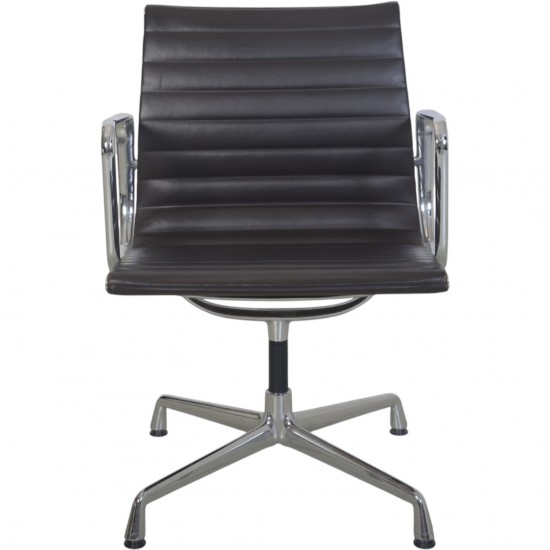 Charles Eames EA108 stol i brunt læder 2007