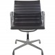 Charles Eames EA108 stol i brunt læder 2007