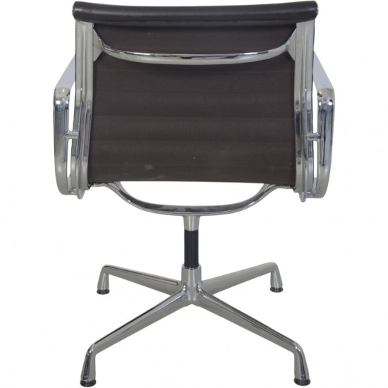 Charles Eames EA108 stol i brunt læder 2007