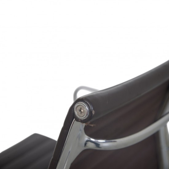 Charles Eames EA108 stol i brunt læder 2007