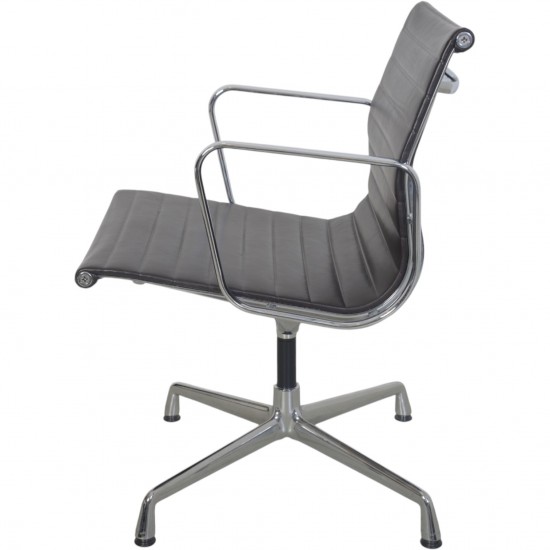 Charles Eames EA108 stol i brunt læder 2007