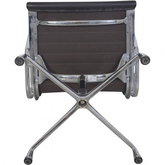 Charles Eames EA108 stol i brunt læder 2007