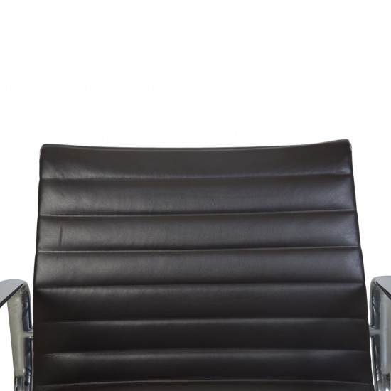 Charles Eames EA108 stol i brunt læder 2007