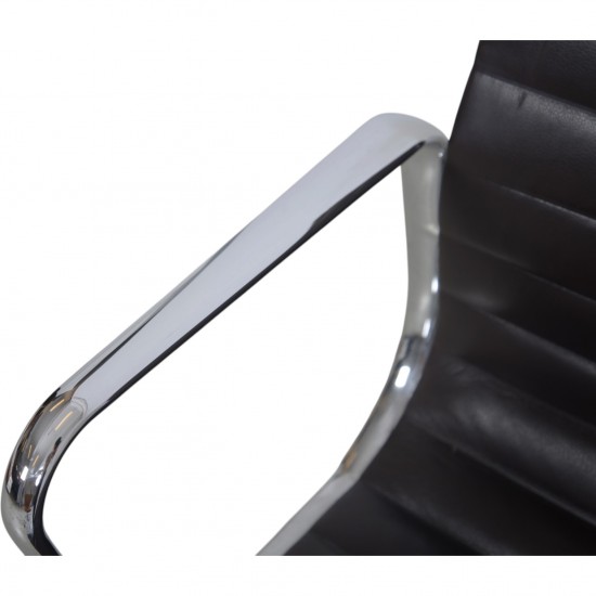 Charles Eames EA108 stol i brunt læder 2007